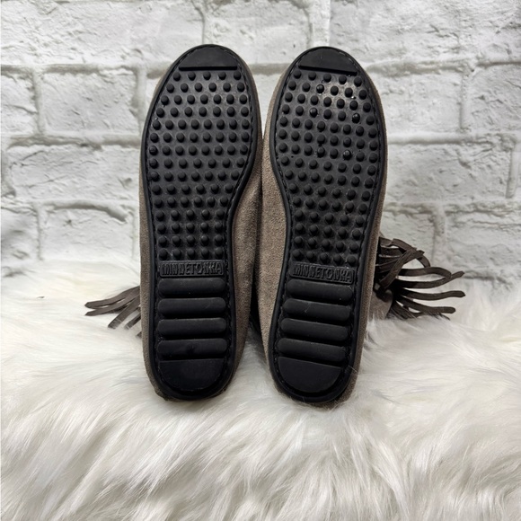 Minnetonka - Lace-Up Flat Ankle Boots with Fringe in Gray Suede - Women Size 8 - Picture 2 of 7
